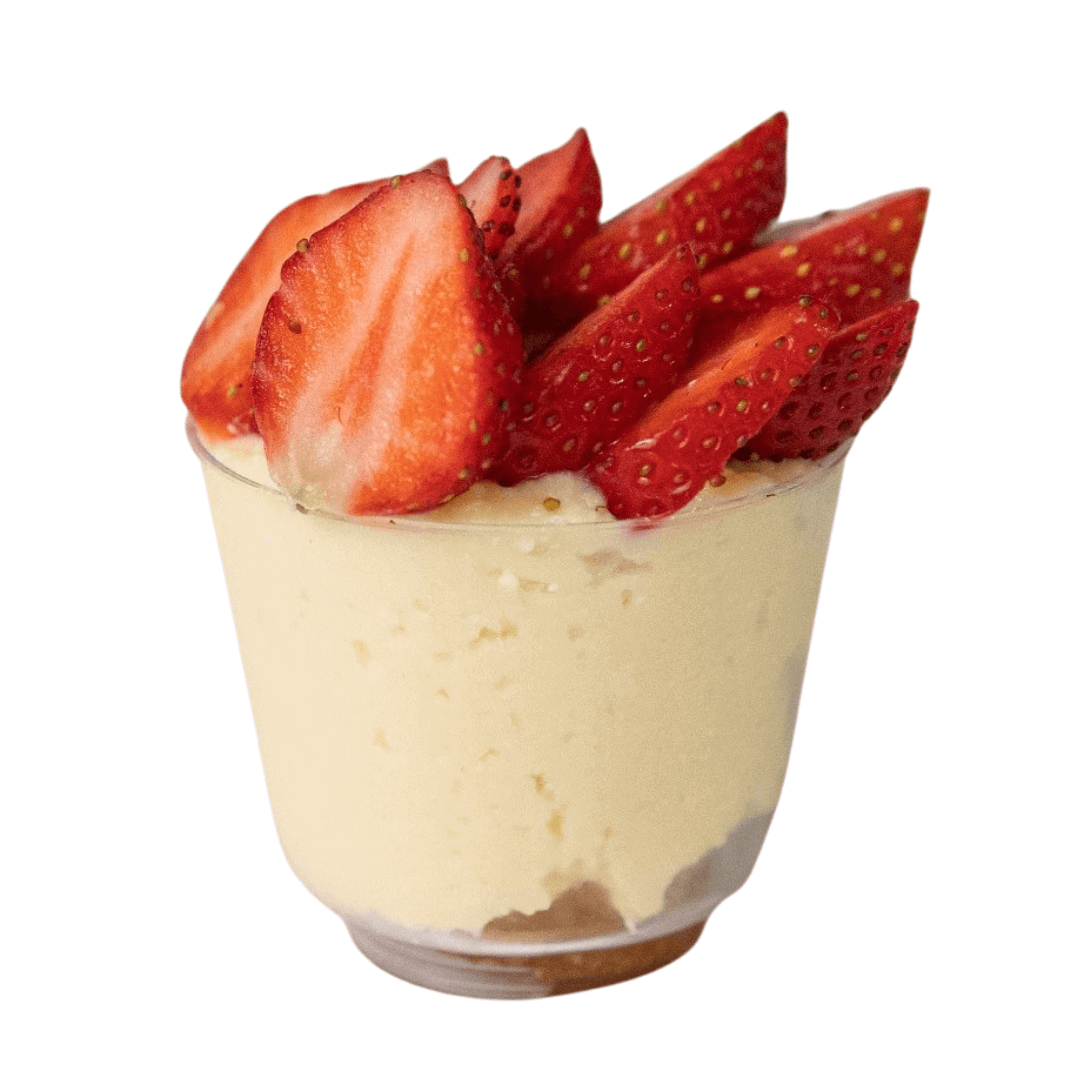 Mousse de Tres leches con torta de Vainilla y Frutillas Fileteadas (En temporada)